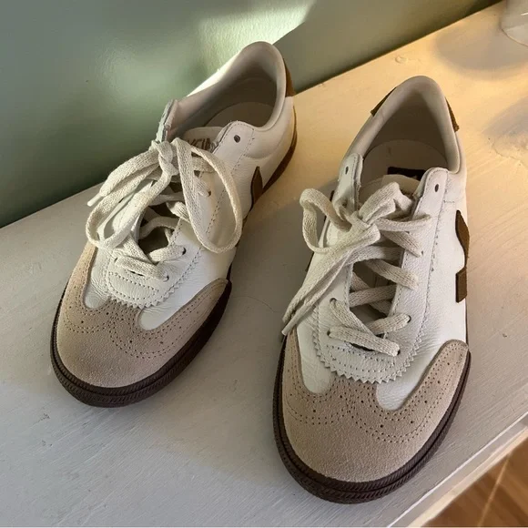 Veja Volley Sneakers Size 8 Cream and Tan Sneakers - Picture 3 of 8